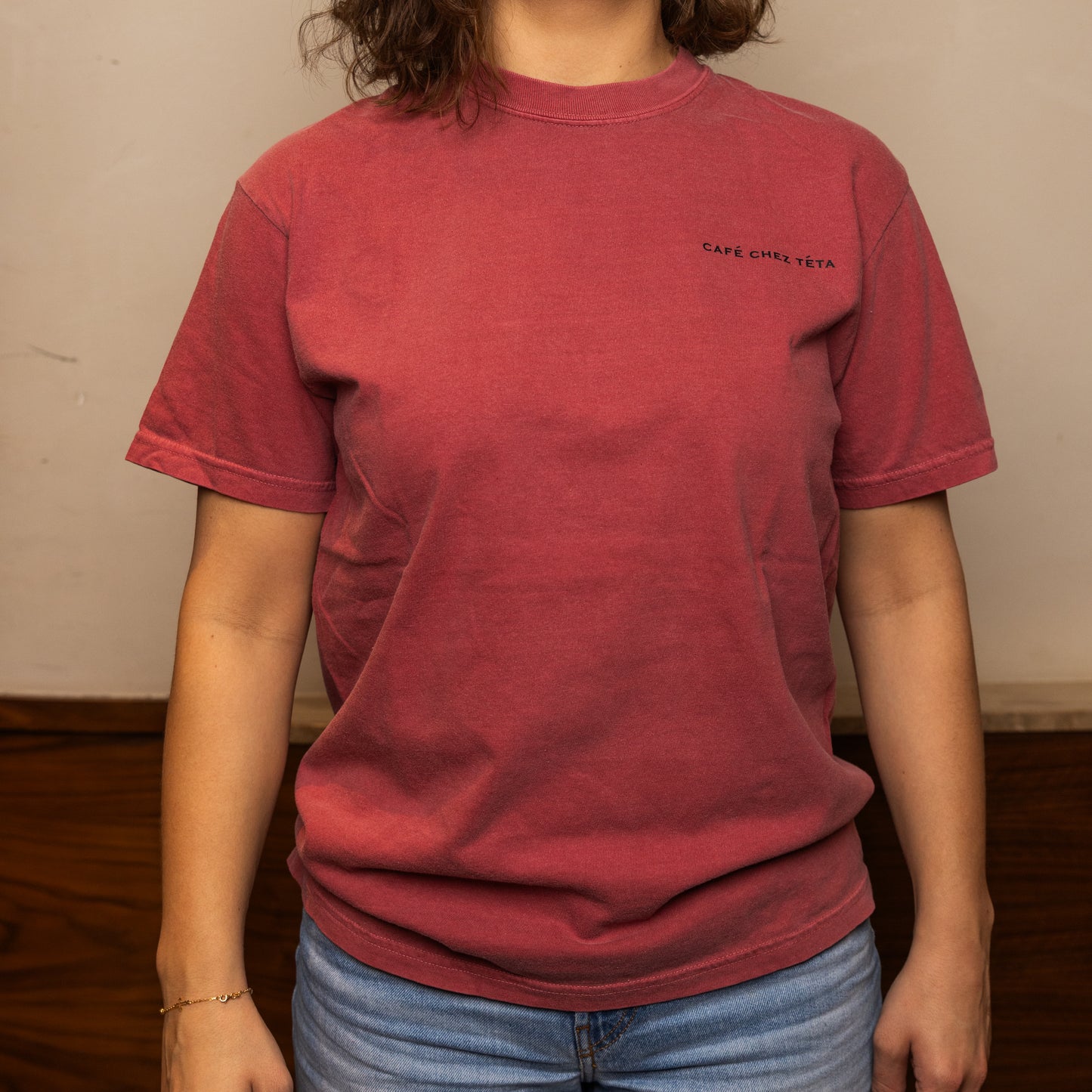 Allô Marhaba Short Sleeve T-Shirt in Red